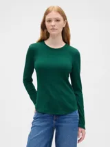 Remera de manga larga confeccionada en tejido tipo waffle, con cuello redondo y dobladillo redondeado.