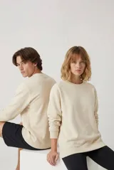 Buzo deportivo de corte clásico y escote redondo, confeccionado en tejido de algodón y poliéster. Presenta puños y ruedo acanalados, con un diseño minimalista y versátil.
