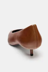 Zapato de tacón bajo tipo kitten, confeccionado en piel color marrón, con diseño de punta fina.