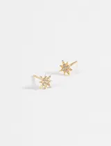 Par de aros tipo pin con diseño de estrella decorada con pequeños cristales brillantes.