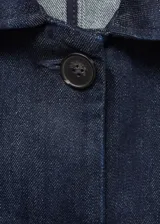 Chaqueta de algodón estilo denim en color azul oscuro, con cuello camisero, bolsillos de parche con solapa en el pecho y cierre frontal con botones.