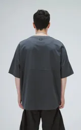 Remera de manga corta color gris oscuro (carbón) con cuello redondo y un estampado frontal de Star Wars.