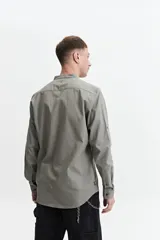 Camisa de hombre color gris con cuello mao, mangas largas y cierre abotonado. Confeccionada en algodón con look lino.