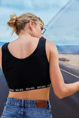 Top corto negro de morley con escote redondo bajo y elástico con logo en el bajo busto.