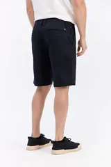 Bermuda chino de corte clásico color negro, con cintura fija y bolsillos delanteros y traseros.