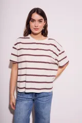 Remera de algodón color crudo con rayas horizontales marrones, corte oversize y mangas cortas.
