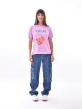 Remera negra de manga corta, corte recto, con estampado frontal que dice "LOVE MORE" con corazones estilizados.