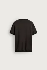 Remera de punto de manga corta con diseño de rayas horizontales finas en tonos marrón oscuro y negro, cuello redondo y terminaciones en rib negro.
