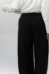 Pantalón de corte relajado y pierna recta, confeccionado en tejido tipo corderoy liviano. Presenta cintura elastizada con cordón ajustable y diseño de silueta amplia.