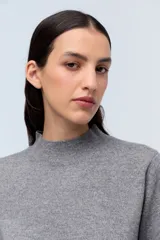 Sweater gris de lana con cuello alto.