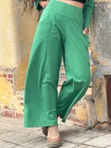 Pantalón tipo palazzo de tiro alto, confeccionado en jersey de algodón color verde. Presenta un diseño amplio con bolsillos laterales y una faja ancha en la cintura que proporciona ajuste y soporte.