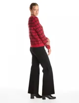 Cardigan tejido con diseño de cuadrille en contraste rojo y negro, escote redondo y cierre frontal con botones metálicos. Presenta bolsillos delanteros y terminaciones en rib en cuello, puños y ruedo.