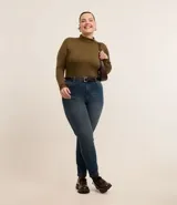 Blusa de manga larga con cuello alto, confeccionada en tejido de viscosa con elastano, de diseño liso y ajuste al cuerpo.