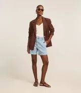 Short de jeans de tiro alto, color celeste claro, con corte recto y bolsillos.