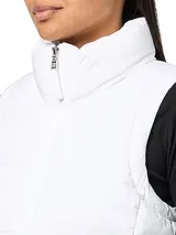 Chaleco blanco acolchado con cuello alto y cierre de cremallera.