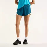 Short deportivo New Balance color azul, con cintura elástica fruncida, dobladillo curvo en contraste blanco y logo de la marca estampado en la pierna.