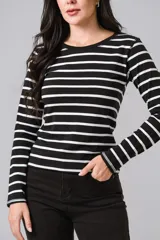 Remera de manga larga con diseño de rayas horizontales en color negro y crudo, cuello redondo y ajuste al cuerpo.
