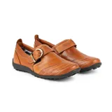 Zapato bajo de cuero negro con diseño artesanal, hebilla lateral metálica dorada y costuras decorativas.