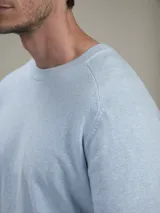 Sweater azul marino de punto con cuello redondo y mangas largas.