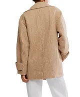 Abrigo tipo peacoat con diseño oversize y patrón de espiga. Presenta cuello clásico, cierre frontal de doble botonadura y silueta estructurada.