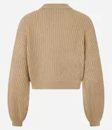 Suéter de punto negro texturizado con cuello redondo y mangas largas con puños ajustados.