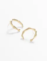 Par de aros dorados con forma de herradura irregular.
