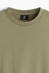 Remera de algodón verde militar con cuello redondo y mangas cortas, de corte estándar.