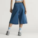 Shorts de denim estilo bermuda extragrande, de tiro alto y diseño holgado, con las clásicas franjas laterales de la marca.