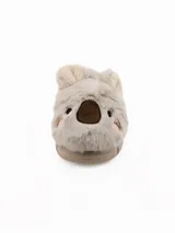 Pantuflas de peluche color tostado con diseño de cara de koala, orejas sobresalientes y suela de goma.