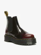 Bota Chelsea de cuero Arcadia color bordó con acabado brillante, suela de plataforma gruesa y ranurada, costura amarilla en el ribete y tirador AirWair en el talón.