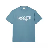 Remera celeste de algodón con cuello redondo y logo de Lacoste estampado en el pecho.