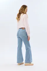 Pantalón de jean wide leg de algodón con elastano, color celeste, de tiro alto y corte amplio con bolsillos traseros.