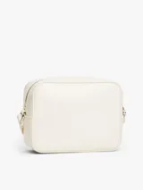 Cartera tipo bandolera de Tommy Jeans, color blanco con acabado brillante. Presenta cierre de cremallera, correa ajustable y la insignia distintiva de la marca en la parte frontal.