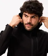Campera deportiva impermeable color bordó con capucha ajustable, cierre frontal y bolsillos con cremallera, confeccionada por la marca Get Over en poliéster.