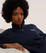 Campera azul marino de algodón con forro de polar, cierre frontal con cremallera, cuello alto y puños elásticos. Estampa con la palabra "Phoenix" en el pecho.