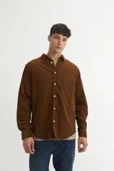 Camisa marrón de pana fina, corte regular fit, con cuello solapa clásico, bolsillo en el pecho y botones personalizados.