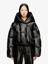 Campera puffer negra de cuero sintético con capucha y diseño acolchado, corte corto y holgado, con cierre frontal y mangas largas.