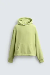 Sudadera tipo hoodie con efecto lavado, corte cropped y ajuste holgado. Cuenta con capucha, bolsillo frontal tipo canguro y terminaciones en rib en mangas y ruedo. Interior afelpado.