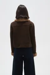 Campera de color marrón con cierre frontal, cuello y puños con detalle de piel sintética en tono beige.