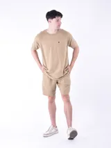 Remera gris con textura de líneas horizontales y corte regular.