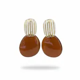Aros colgantes de diseño exclusivo, compuestos por una pieza superior ovalada transparente con rayas doradas verticales y una pieza inferior grande de resina color marrón brillante con forma orgánica.