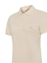 Remera tipo polo de piqué, color beige, con cuello camisero, cierre frontal de botones y manga corta. Presenta un pequeño logo bordado en el pecho.
