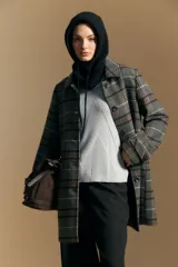 Polera de cuello alto en color blanco, confeccionada en tejido acanalado con un diseño geométrico de relieve que crea un efecto visual estilizado. Presenta un corte al cuerpo y mangas largas, ideal para usar como prenda base o principal.