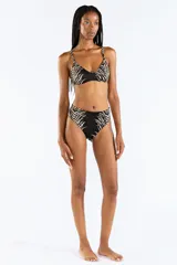 Bombacha de bikini tiro alto con estampa animal print de cebra sobre base negra y cobertura media.