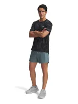 Short deportivo Under Armour Launch 5 para hombre, color azul grisáceo, con logo reflectivo en la pierna izquierda. Ideal para running y entrenamiento.