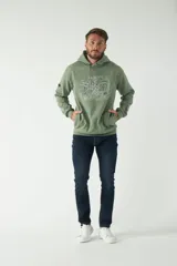 Buzo canguro de felpa color verde militar con estampado en la espalda con el logo de la marca Brookfield. Tiene capucha con cordones ajustables y bolsillo canguro.