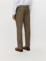 Ambo Harrington Label color negro, compuesto por saco de botonadura simple y pantalón de vestir a juego, de corte clásico y elegante.