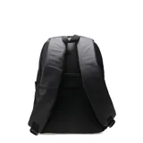 Mochila urbana de diseño minimalista en color negro, confeccionada en material sintético resistente con acabado suave. Presenta un bolsillo frontal con cierre oculto y detalle de banda horizontal en material texturizado, con el logo de la marca estampado en la parte inferior.