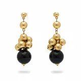 Aros colgantes dorados con diseño articulado de esferas en cascada y una esfera grande de resina negra en el extremo inferior.
