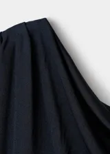 Top de manga larga color negro, con elegante cuello drapeado y diseño recto.